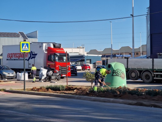 Alboraia renueva la zona verde del Polígono Industrial con una inversión de 48.000 euros