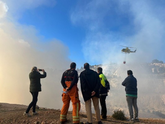 El Cecopi recomienda mantener puertas y ventanas cerradas cerca de la campa incendiada en Alberic