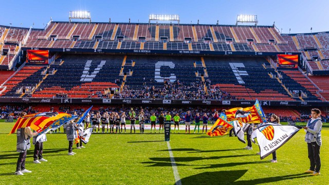 El Valencia-Barcelona reúne en Mestalla a 7.900 espectadores