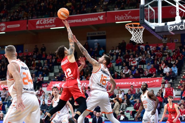 Valencia Basket sale más líder de su visita a UCAM Murcia