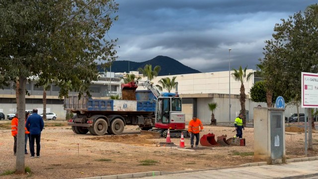 Onda acondiciona la plaza 8 de marzo para instalar las aulas prefabricadas de Sambori

