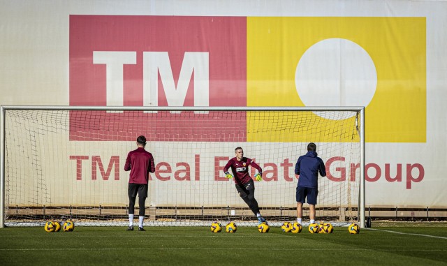 Rubén Baraja dirige la vuelta al trabajo del Valencia a la espera de su futuro
