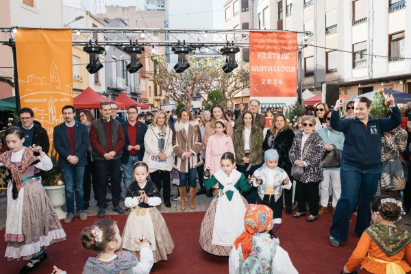 La Fireta de Santa Llúcia celebra su vigésima edición con la coral Innuendo y bailes de El Forcat