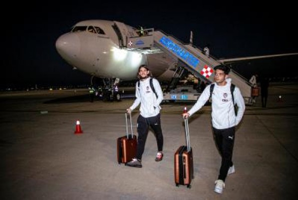 Un centenar de valencianistas reprochan a los jugadores a su llegada a Manises y Paterna