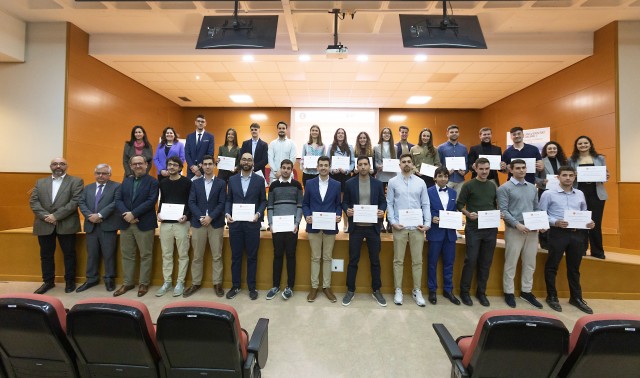 El Colegio de Economistas premia a los 45 mejores expedientes de ADE, Economía y Finanzas de la UJI

