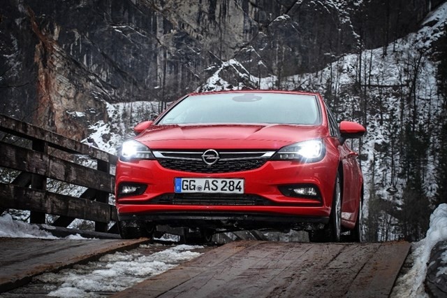 Opel Astra, Seat León y Peugeot 208, los coches más caros de asegurar del 'Top 10' de ventas