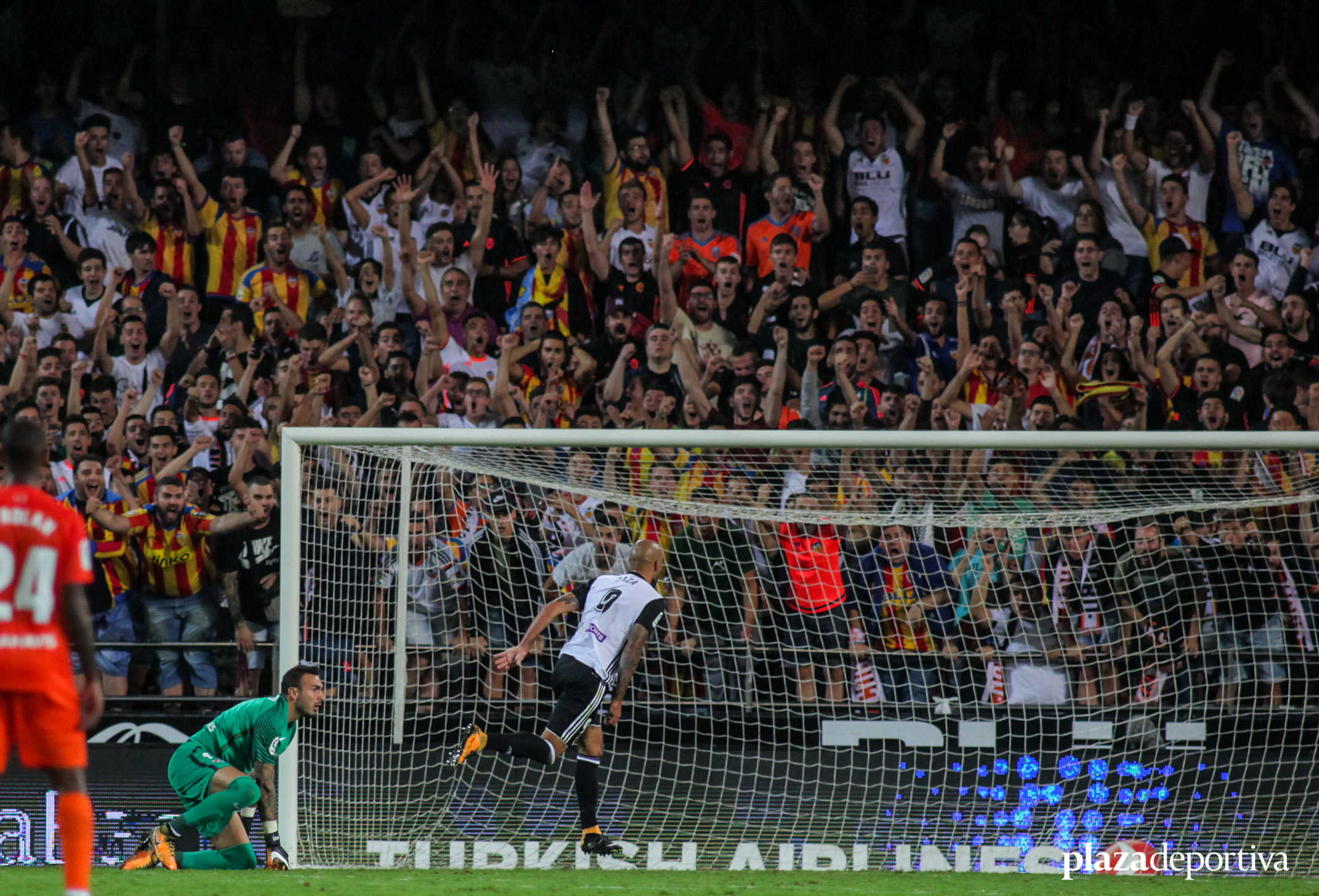 Zaza celebra uno de sus tres goles ante el Málaga que le hicieron ser el gran protagonista de la noche / Foto: Carla Cortés  - 