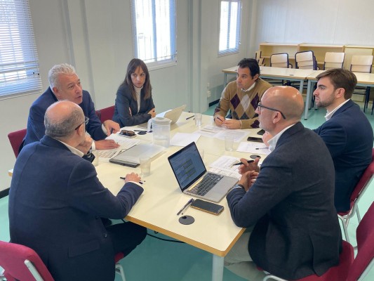 Educación estudia un colegio y un nuevo IES en barracones ante el aluvión de matrículas en Torrevieja 