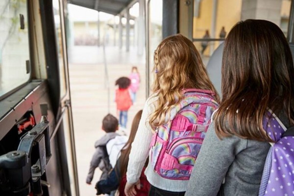 Tres empresas se adjudican el tercer contrato de emergencia de transporte escolar por la Dana