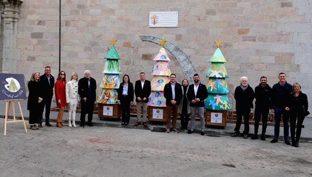 'Navidad con Arte', una exposición que combina tradición y talento artístico en Burriana