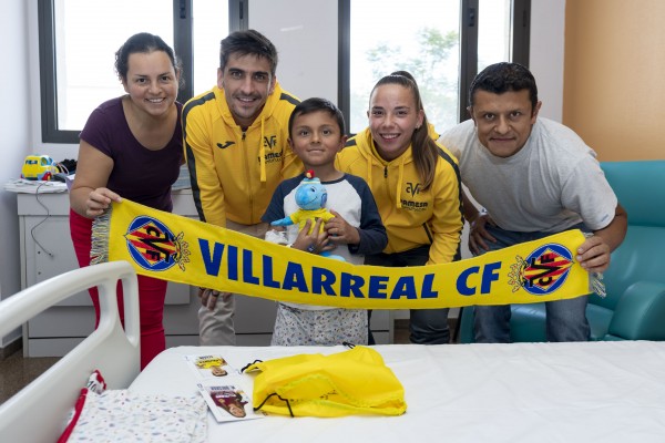 El Villarreal realiza la tradicional visita navideña a los hospitales