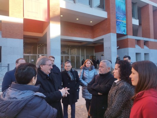 El Gobierno da a la familia de Miguel Hernández el
documento que anula su condena
