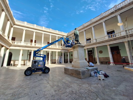 Restauran la escultura de Lluís Vives que preside el claustro de La Nau