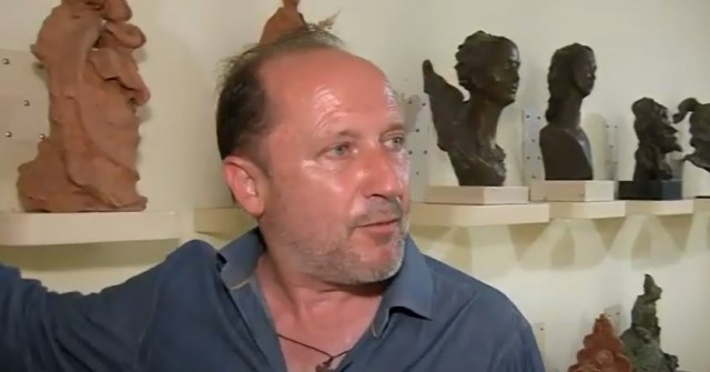 El escultor cartagenero Juan José Quirós modela un ángel en Logroño como protagonista de la Navidad
