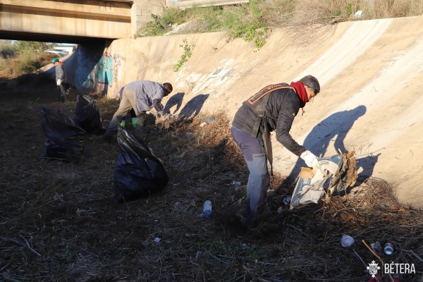 Bétera limpia y acondiciona el canal de desvío al Barranco del Carraixet 