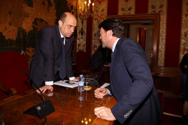 El juez investiga la denuncia del PP contra Echávarri por el 'caso Comercio' y cita a Barcala