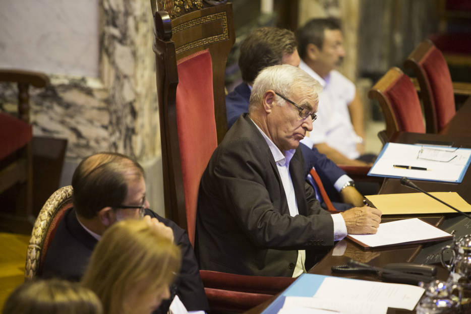 El alcalde Joan Ribó toma notas durante un momento del debate. Foto: ESTRELLA JOVER. - 