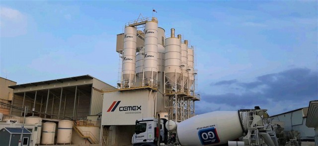 Cemex dona a la Generalitat 11.000 kg de su aditivo espesante para facilitar la extracción de lodos
