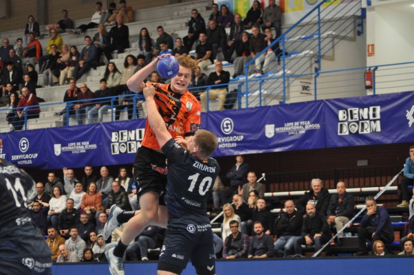 El Servigroup Benidorm frena su dinámica perdedora con un empate ante Ademar