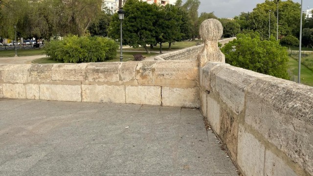 El Ayuntamiento rehabilitará el pretil del río de la explanada de las Torres de Serranos