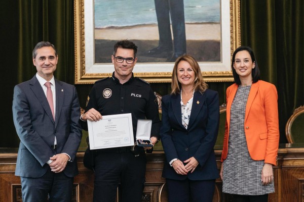 El policía tutor de Castelló recibe la Cruz al Mérito Policial por su trayectoria en protección de menores