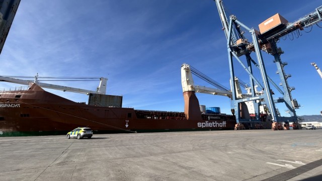 PortCastelló acoge una compleja operativa para la descarga de dos carretes de cable submarino