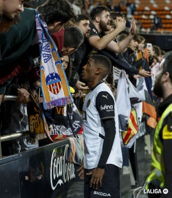 Los jugadores del Valencia CF hablan con la grada de animación para calmar los ánimos
