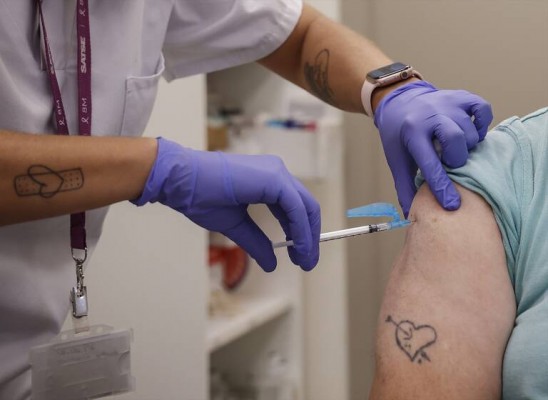 Equipos de vacunación de gripe y covid administran 8.000 dosis semanales más en zonas afectadas por la Dana