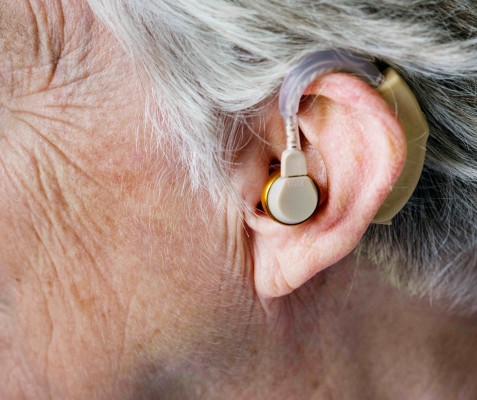 La Región da ayudas de hasta 3.000 euros para la compra de gafas y audífonos de personas mayores