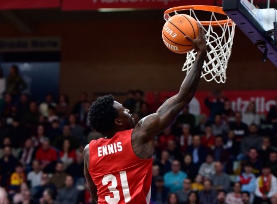 Ennis rescata al UCAM CB que gana con un 10-0 final y acaba con su mala racha