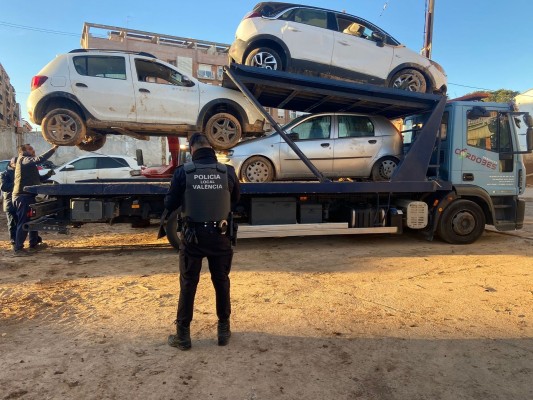 La Policía Local de Valencia traslada al desguace más de 500 vehículos afectados por la Dana