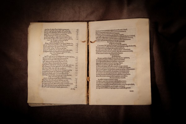 La BRMU expone su joya más valiosa: una obra impresa en 1501 por Manuzio, el primer editor moderno

