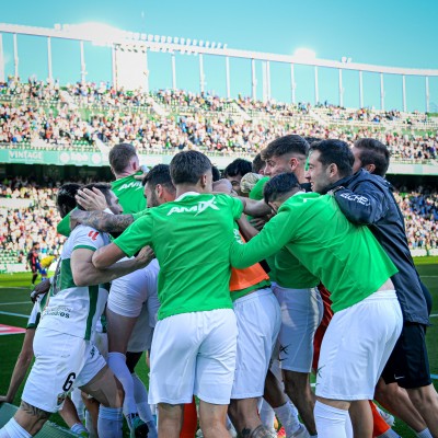 El Elche llama a la puerta del ascenso directo