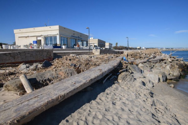 Cerca de 20 máquinas y 25 operarios trabajarán para limpiar las playas de València en un mes