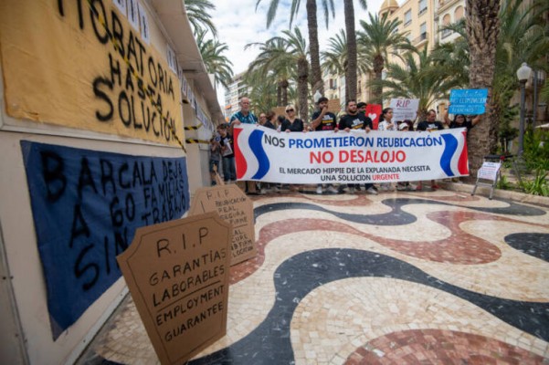Los 'hippies' de La Explanada de Alicante plantean nuevas protestas por una nueva ubicación