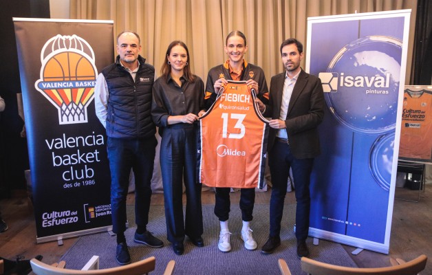 Leo Fiebich, presentada como nueva jugadora taronja: 