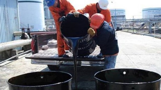 Las tensiones geopolíticas hunden (más) el precio del barril de petróleo