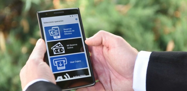 BBVA presenta una app pionera que facilita la operativa en cajeros a las personas ciegas