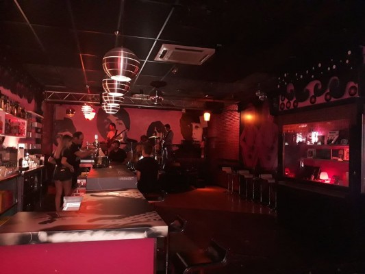 La asociación 'La Simulación' organiza un karaoke para dar visibilidad a los artistas locales de Castelló