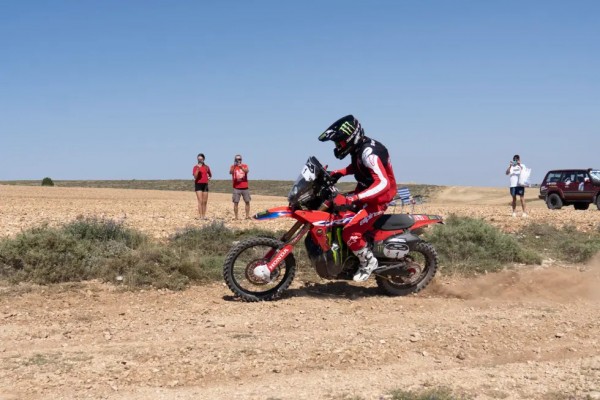 El valenciano Tosha Schareina aguanta segundo en la general de motos del Rally Dakar