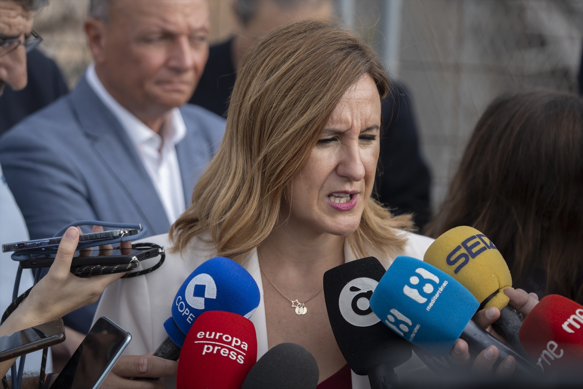 València exige al Gobierno central que limpie con urgencia las playas tras la Dana
