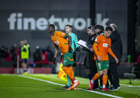Umar Sadiq deja buenas sensaciones en su debut