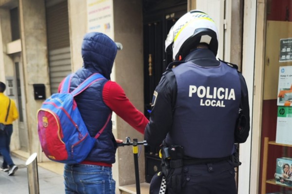 La Policía Local de Burriana insiste en la vigilancia del uso de patinetes con una nueva campaña