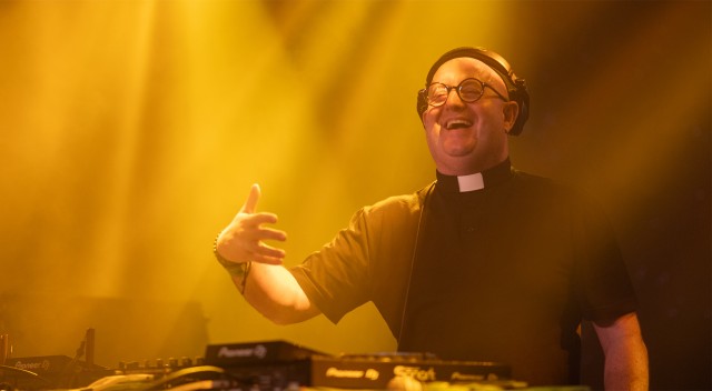 El Padre Guilherme, el cura que pincha techno, actuará en el Medusa