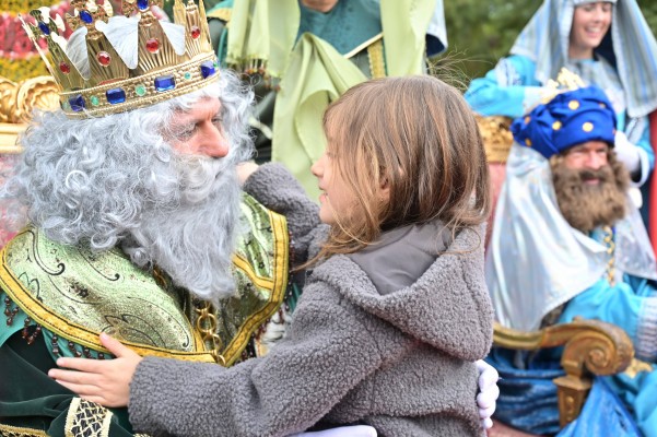 Los Reyes Magos reparten ilusión en las pedanías de València afectadas por la Dana