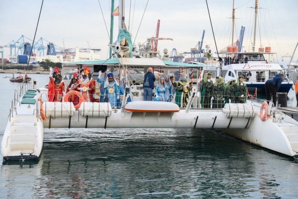 Los Reyes Magos llegan por primera vez a la Plaza del Agua del Puerto de Valencia