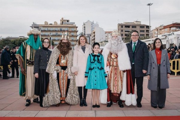 Los Reyes Magos cumplen su ruta y desembarcan en el Grau ante la mirada de los más pequeños