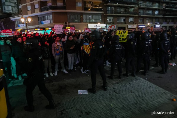 Tres detenidos por agredir a policías tras incidentes entre aficionados
