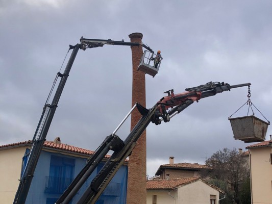 Morella retira parte de la chimenea del Tint por riesgo de derrumbe y estudia cómo reconstruirla