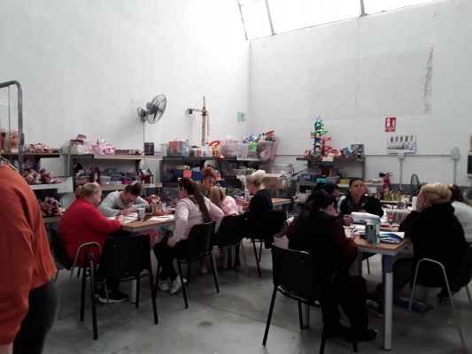 De la vulnerabilidad a la ilusión: el taller de Cáritas que da vida a juguetes y oportunidades